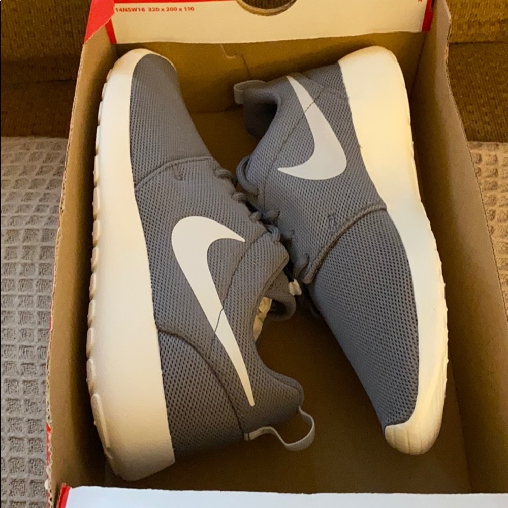 Nike women’s roshe run size 8 10 cool grey